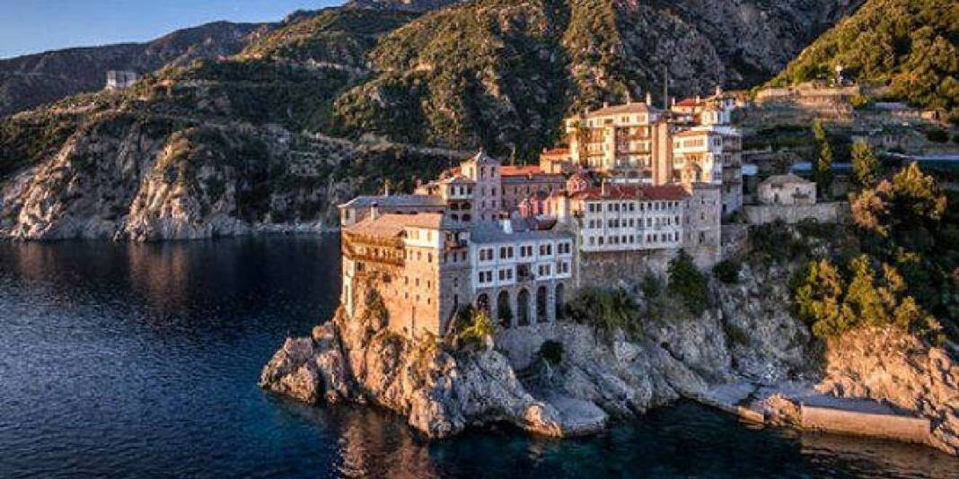 Kadınlar bırakın girmeyi 500 metre bile yaklaşamıyor: Bu adada sadece erkeklere izin var! 1